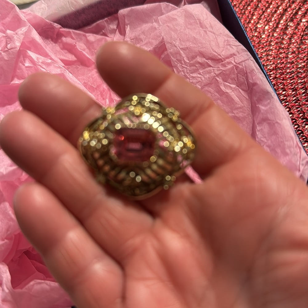 A small pink brooch pin - Picture 2 of 4